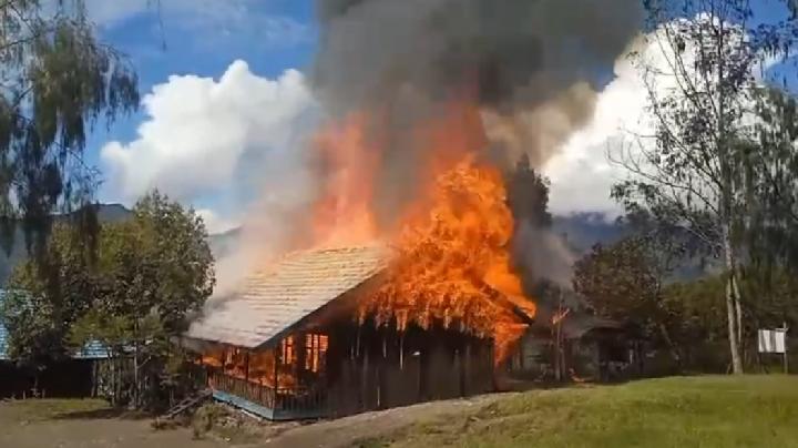 The charred ruins of a school building in Papua after an arson attack, illustrating the devastating impact of Violence in Papua on local education infrastructure